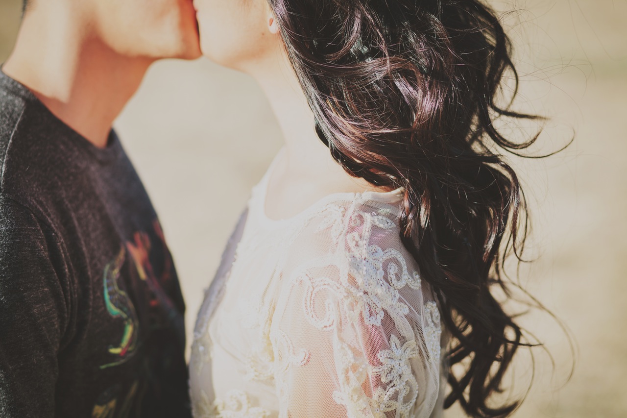 <em>Foto: <a href="https://www.pexels.com/photo/2-couples-are-kissing-photography-25866/">Unsplash</a></em>
